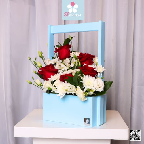 سلة ورد أحمر باللون الازرق NF110