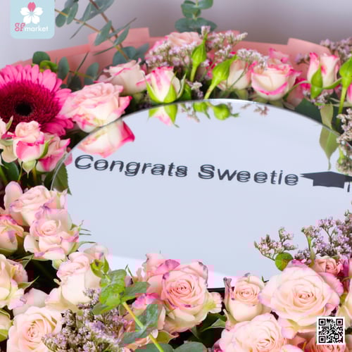 باقة ورد وردية مع مرآه مكتوب عليها حسب الطلب