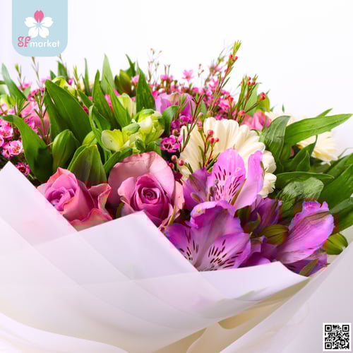 باقة ورد بنفسجية مع تغليف ابيض NF091