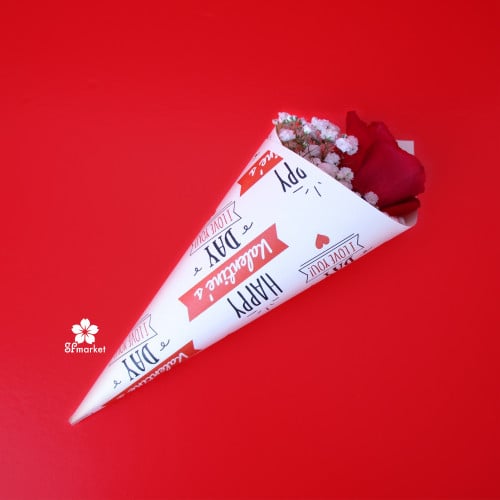 وردة روز مع تغليف بتصميم عيد الحب