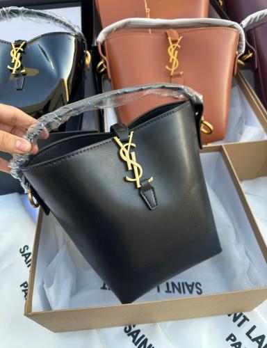 سان لوران المقاس الكبير مع بوك