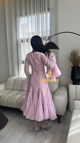 فستان بنك بأطراف منفوشه