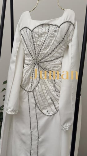 فستان ابيض ناعم