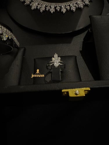 عقد فاخر بتصميم اوراق متدليه