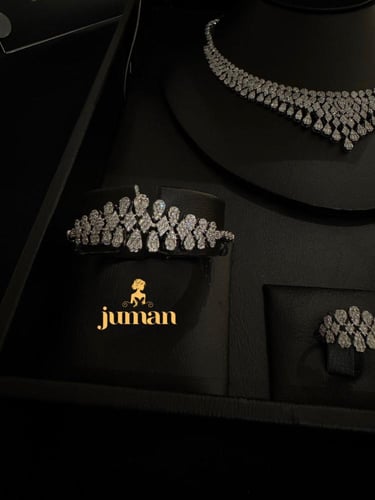 طقم اكسسوار مرصع بتفاصيل متدليه على شكل دموع