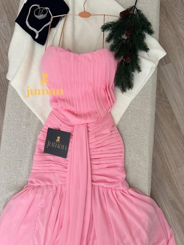 فستان وردي ناعم