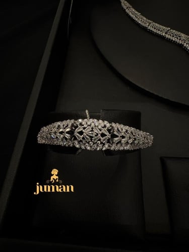 طقم اكسسوار بتصميم من الزخرف الكلاسيكيه