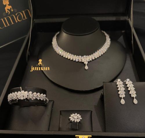 عقد فاخر بتصميم ملكي