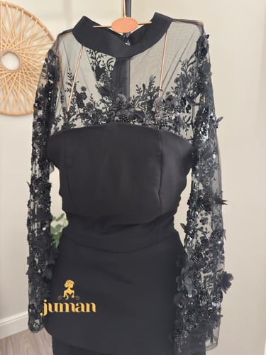 فستان اسود تل مورد