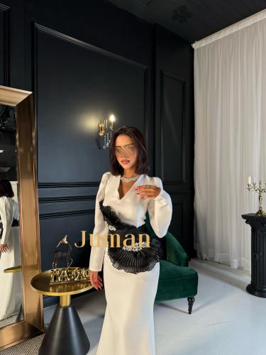 فستان ابيض جازار وتطريز بالخصر