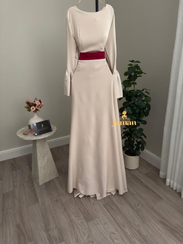 فستان بيج بحزام احمر