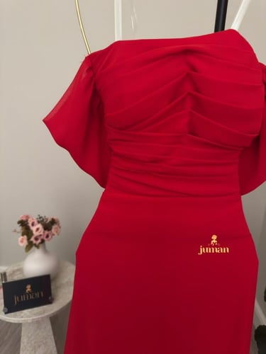 فستان احمر باكتاف طايحه