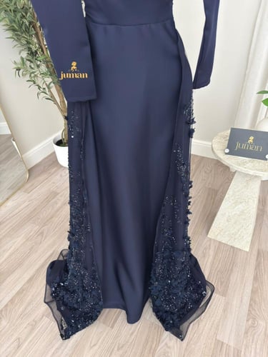 فستان كحلي ناعم بذيل مورد