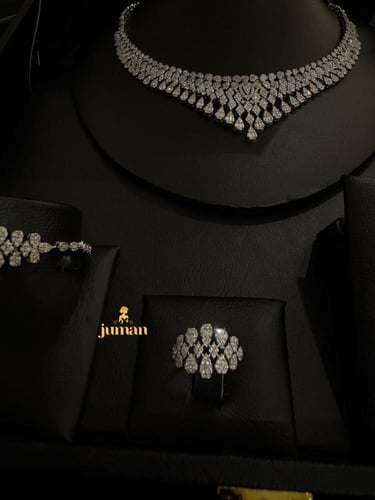 طقم اكسسوار مرصع بتفاصيل متدليه على شكل دموع