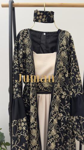 فستان بيج وبشت اسود بطرز ذهبي