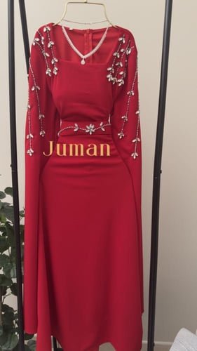 فستان احمر مطرز