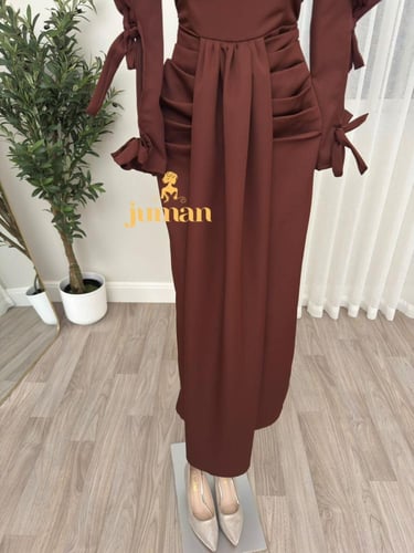 فستان عيد بني بفيونكات ع اليد