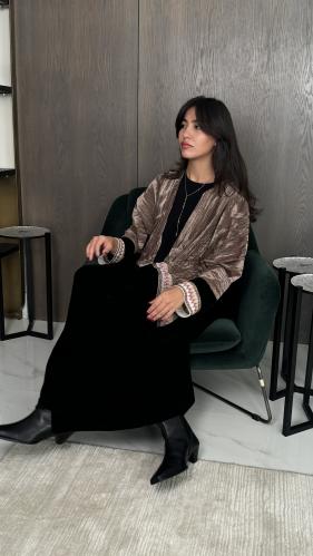 Two-tone Velvet Abaya with embroidered cuffs عباية مخمل أسود مع برونزي
