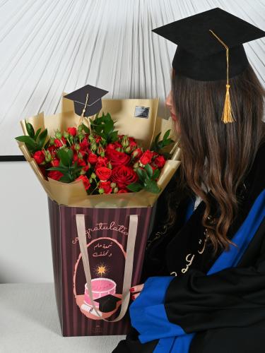 هدية الخريجة - الزهور الحمراء