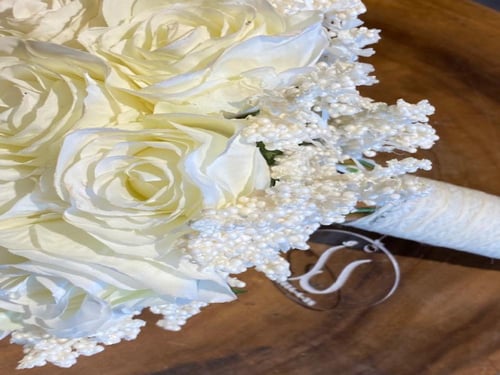 مسكة روبي (ورد صناعي)