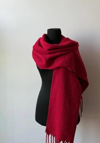 سكارف احمر بالاسم