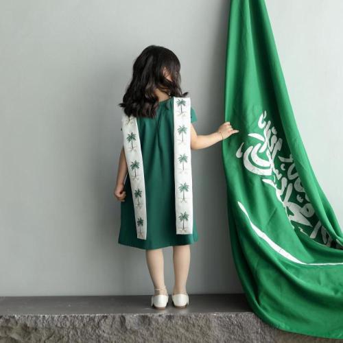 فساتين اليوم الوطني عليه شعار القائد سيفين ونخله