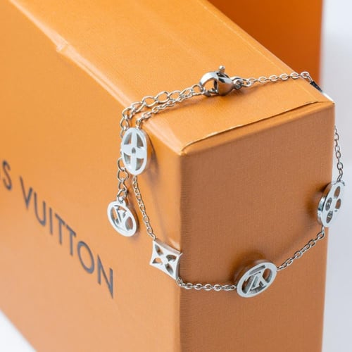 سوار LV Charm فضي