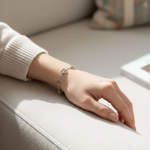 سوار LV Charm فضي