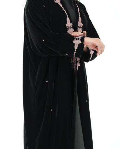 MW1112 - عباية مخمل مع تطريز عادي