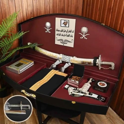 بوكس الفخامة – إهداء ملكي فاخر بسيف ومشلح وإكسسوار...