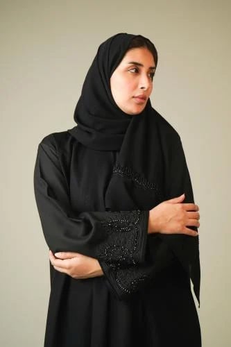 عباية كتف نصف كلوش قماش لمار كم تطريز قيطان و خرز