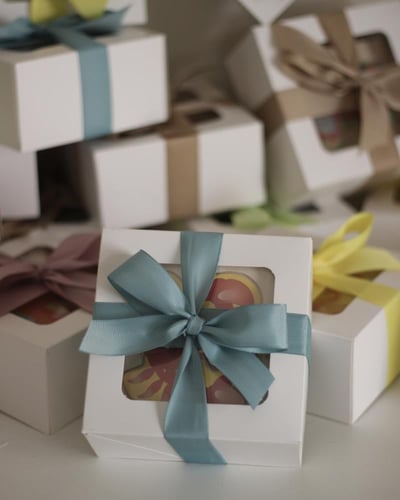 منصة توزيعات باسم و صورة الطفل مع ٢٤ حبة توزيعات