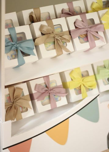 منصة توزيعات باسم و صورة الطفل مع ٢٤ حبة توزيعات