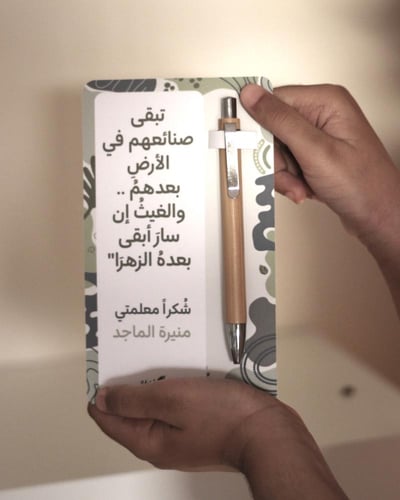 قلم بهيكل خشبي أنيق