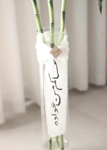 عدد ٣ من ساق البامبو الطويل في إناء زجاجي