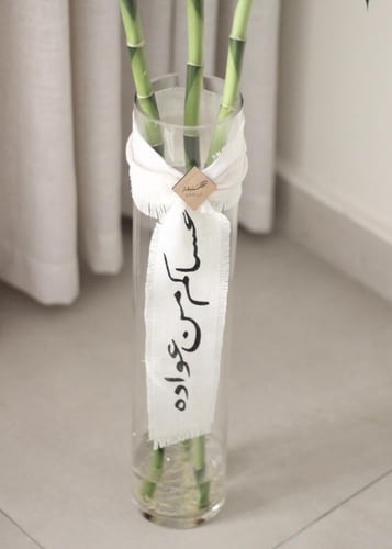 عدد ٣ من ساق البامبو الطويل في إناء زجاجي