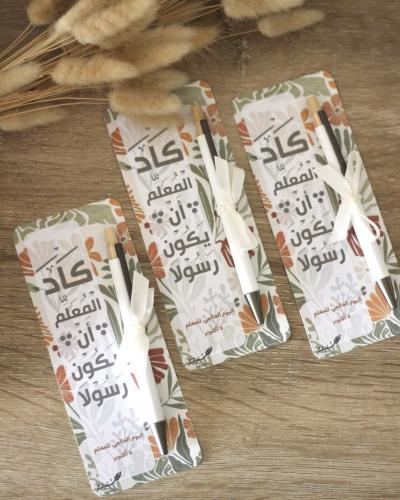 قلم بهيكل أبيض و خشبي