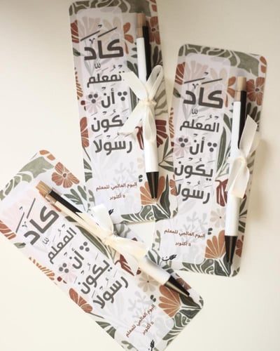 قلم بهيكل أبيض و خشبي