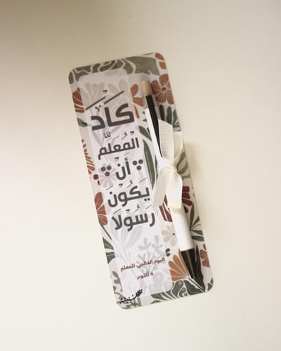 قلم بهيكل أبيض و خشبي