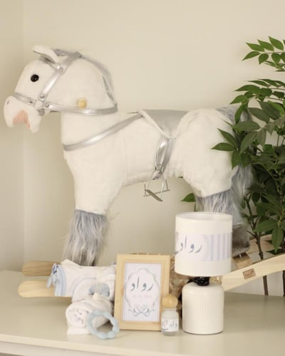 هدية مواليد حصان هزاز مع سلة ملابس و مستلزمات الطف...