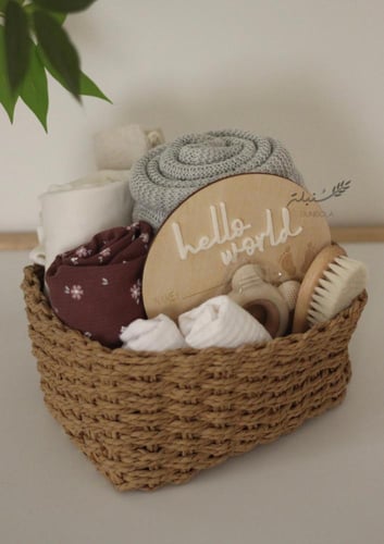 هدية مواليد دب هزاز مع سلة ملابس و مستلزمات الطفل