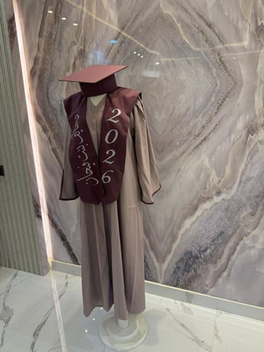 عباية التخرج – أناقة تليق بلحظة الإنجاز