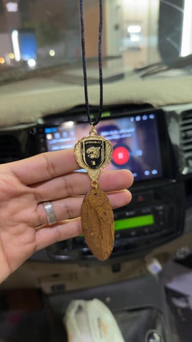 تعليقة سيارة مع شعار نادي الاتحاد وكسرة عود