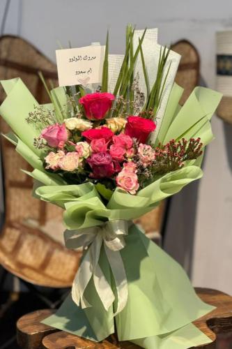 باقة ورد مكس الجوري مع البيبي روز