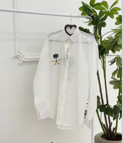 قميص اليوم الوطني السعودي بتطريز سيفين ونخلة