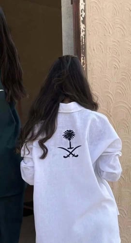 قميص اليوم الوطني السعودي بتطريز سيفين ونخلة