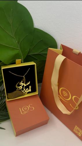 تعليقة بالاسم وكسرة العود