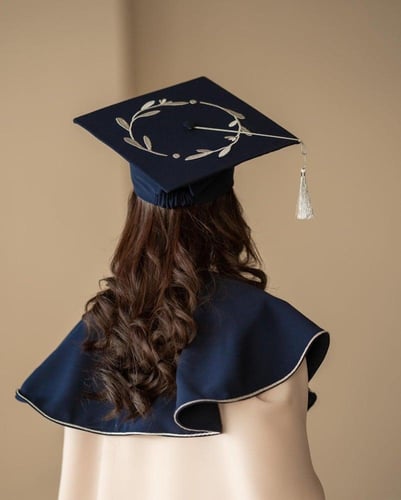 عبايات تخرج 2025