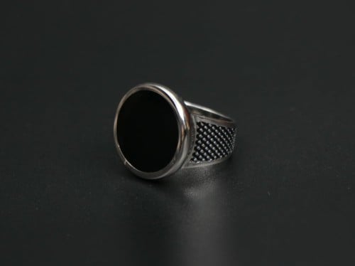 خاتم ملكي دائري مطرز فضة عيار 925 - اسود