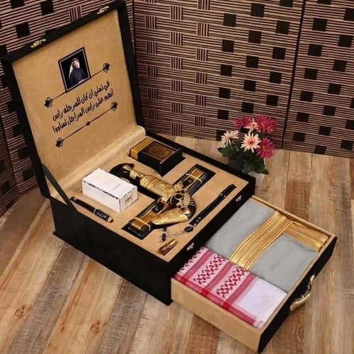 بوكس رجالي ملكي فاخر – مشلح، خنجر، شماغ جيفنشي، عط...